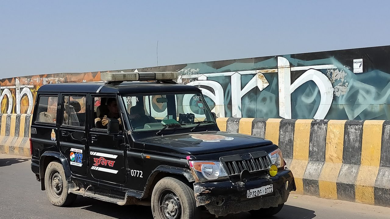 आगरा में खुद को एंटी करप्शन इंस्पेक्टर बताकर ट्रैफिक पुलिसकर्मियों से मांगे 10 हजार, फर्जी अफसर गिरफ्तार