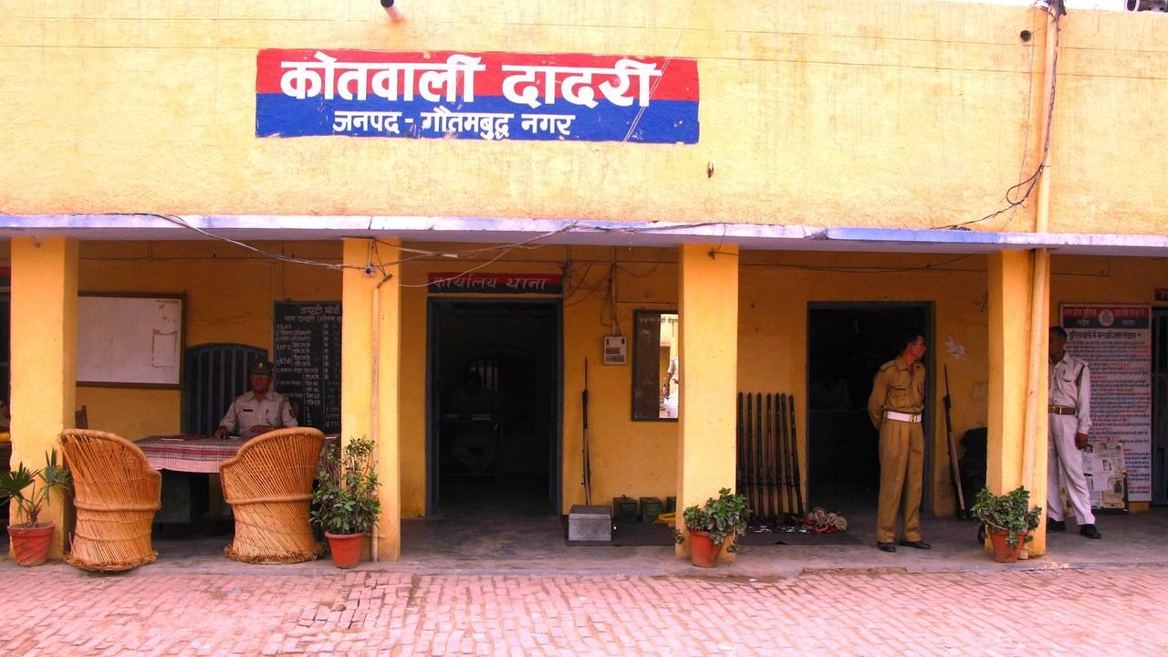 आगरा के फतेहाबाद में पुलिस मुठभेड़: एक आरोपी के पैर में लगी गोली, दो गिरफ्तार; जेवर और नकदी बरामद