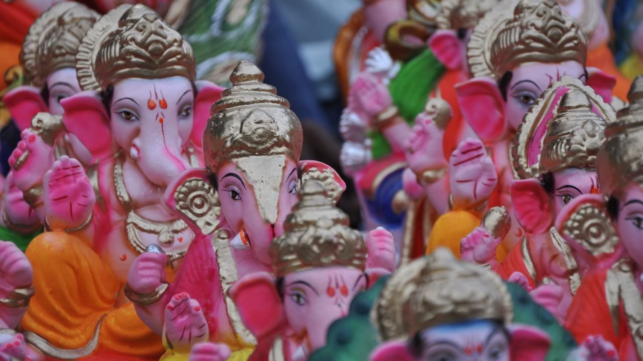 तस्वीरों में आगरा का गणेशोत्सव: बाह में सजीं बप्पा की प्रतिमाएं, बटेश्वर में ब्रह्मलाल महाराज का श्रृंगार