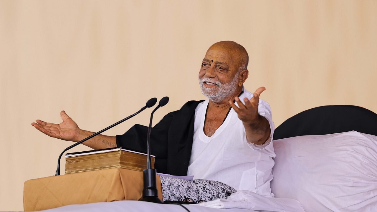 तस्वीरों में: 23 साल बाद आगरा पहुंचे मोरारी बापू, पुष्पवर्षा से स्वागत; नौ दिवसीय रामकथा शुरू