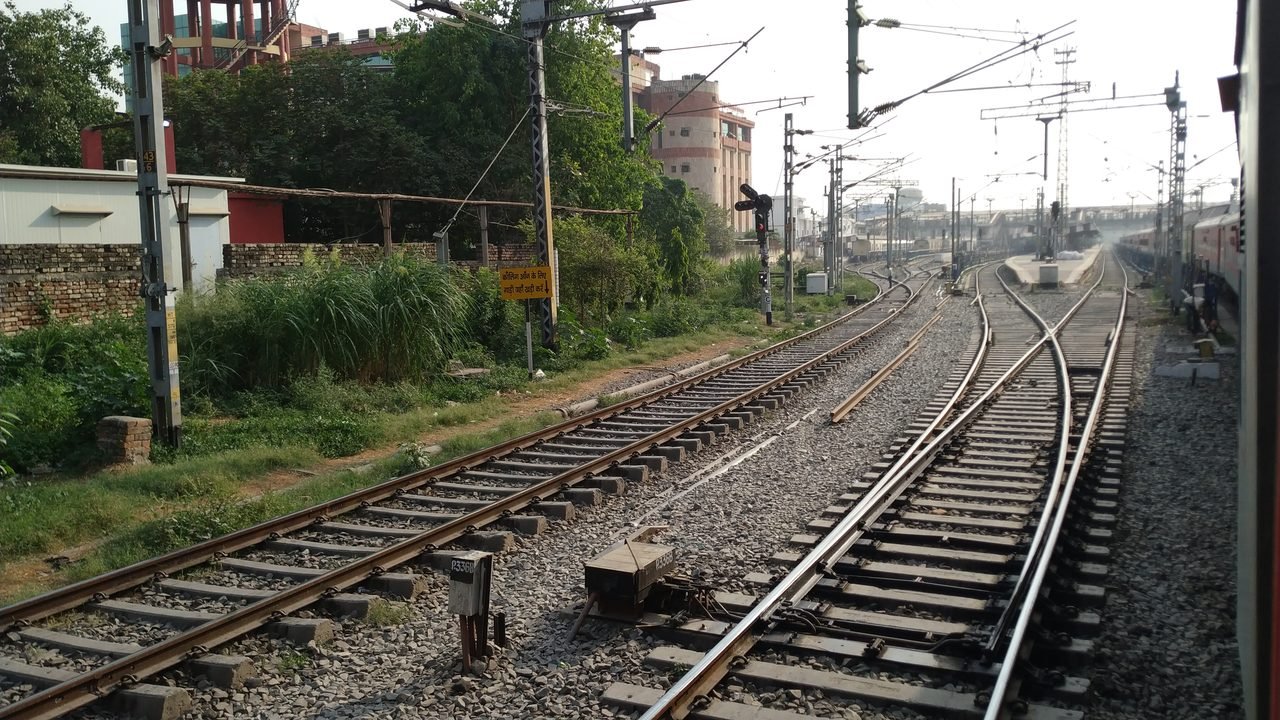 पटना में सड़कों पर उतरे प्रतियोगी छात्र, 70वीं बीपीएससी और दरोगा भर्ती परीक्षा रद्द करने की मांग