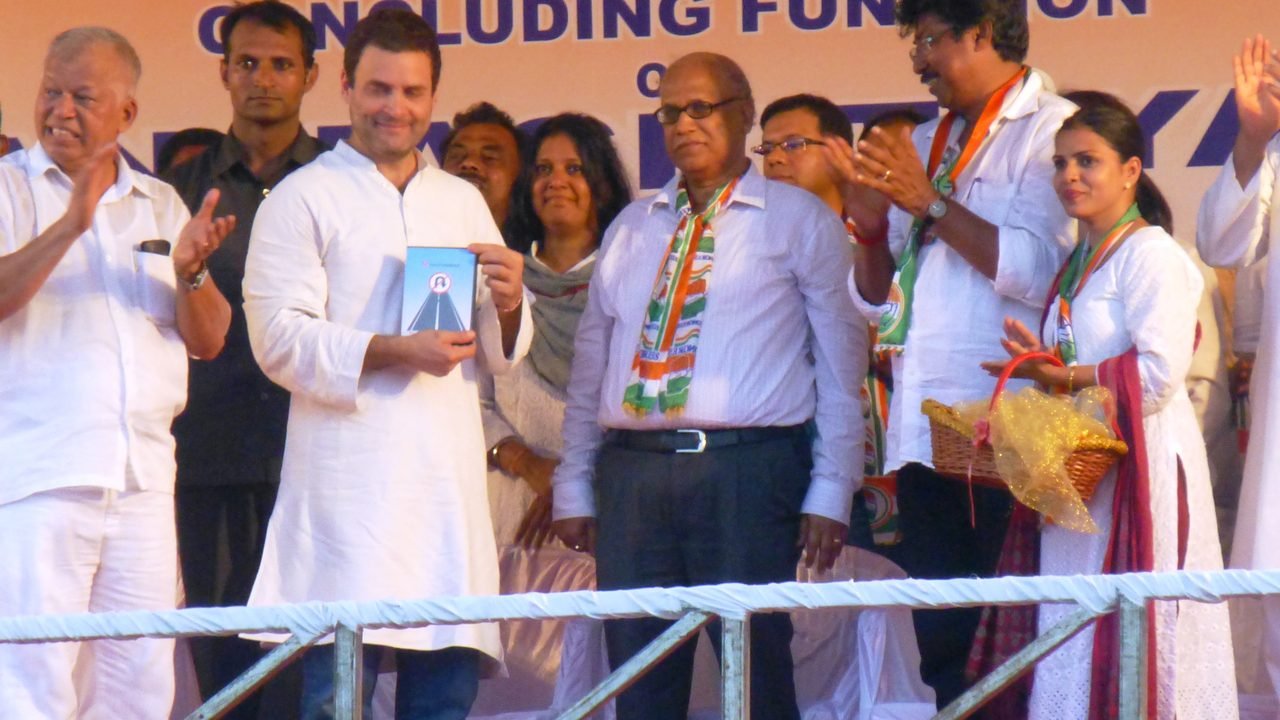 यूपीआई शुल्क पर सियासी घमासान: राहुल गांधी बोले- फीस का रास्ता खोला गया, भाजपा ने आरोपों को बताया झूठ