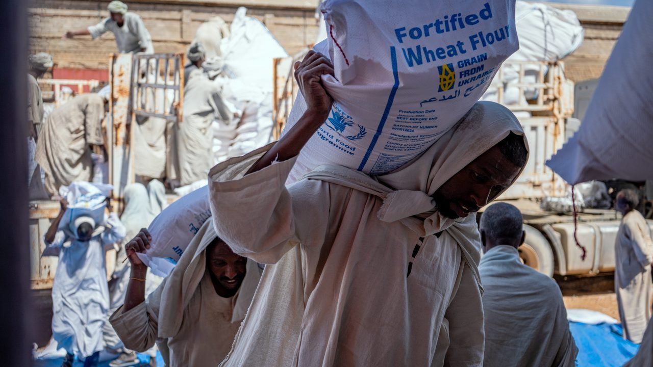 सूडान: दुनिया के सबसे बड़े भूख संकट के बीच WFP की फंडिंग आधी हुई, कई जगह सिर्फ आधा राशन