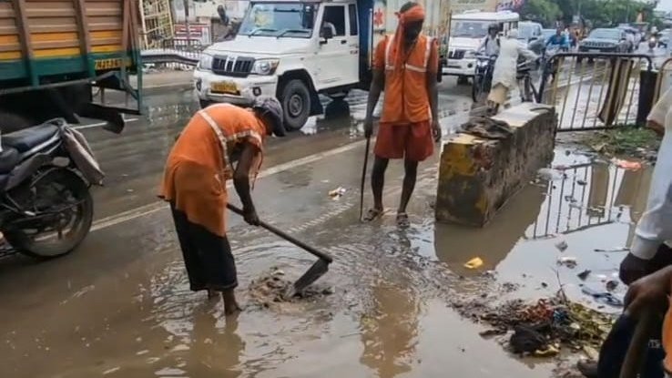 खंदौली में बारिश के बाद फिर डूबा आगरा-अलीगढ़ हाईवे, NHAI की लापरवाही पर उठे सवाल खंदौली में बारिश के बाद फिर डूबा आगरा-अलीगढ़ हाईवे, NHAI की लापरवाही पर उठे सवाल