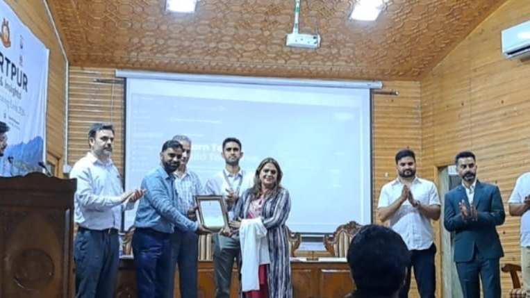 कश्मीर विश्वविद्यालय के गांधी भवन में उत्कृष्ट सामाजिक सेवा के लिए बिलाल भट सम्मानित कश्मीर विश्वविद्यालय के गांधी भवन में उत्कृष्ट सामाजिक सेवा के लिए बिलाल भट सम्मानित