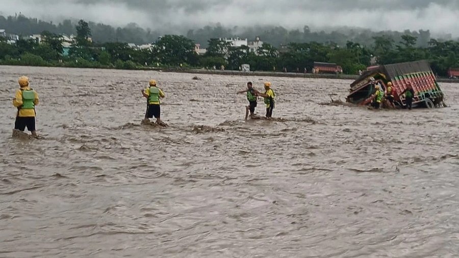 भारी बारिश और भूस्खलन से कई राज्यों में जनजीवन अस्त-व्यस्त; राहत अभियान जारी