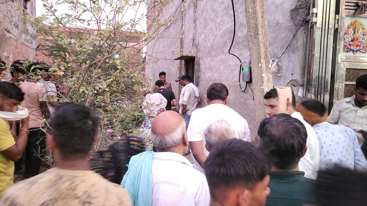 आगरा के खंदौली में तालाब में मिला कबाड़ बीनने वाले का शव, पुलिस ने जांच शुरू की आगरा के खंदौली में तालाब में मिला कबाड़ बीनने वाले का शव, पुलिस ने जांच शुरू की