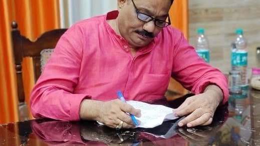 आगरा विश्वविद्यालय कर्मचारी संघ चुनाव: अध्यक्ष पद के उम्मीदवार अखिलेश चौधरी ने कर्मचारियों से जिम्मेदारी से मतदान की अपील की आगरा विश्वविद्यालय कर्मचारी संघ चुनाव: अध्यक्ष पद के उम्मीदवार अखिलेश चौधरी ने कर्मचारियों से जिम्मेदारी से मतदान की अपील की