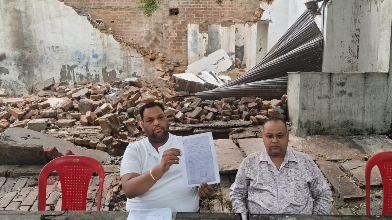 आगरा के परिवार का नगर निगम पर अवैध ध्वस्तीकरण का आरोप, अधिकारियों के खिलाफ हाईकोर्ट पहुंचा आगरा के परिवार का नगर निगम पर अवैध ध्वस्तीकरण का आरोप, अधिकारियों के खिलाफ हाईकोर्ट पहुंचा