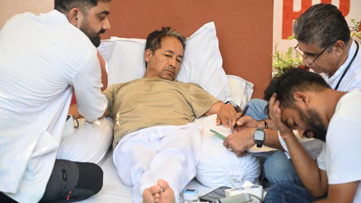 19 दिन की भूख हड़ताल के बाद सोनम वांगचुक की तबीयत बिगड़ी, अनशन तोड़ने का दबाव बढ़ा