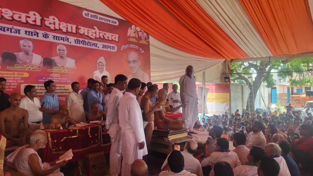 भव्य जैन दीक्षा महोत्सव में आगरा में उमड़े हजारों श्रद्धालु, ऐतिहासिक धार्मिक अवसर बना