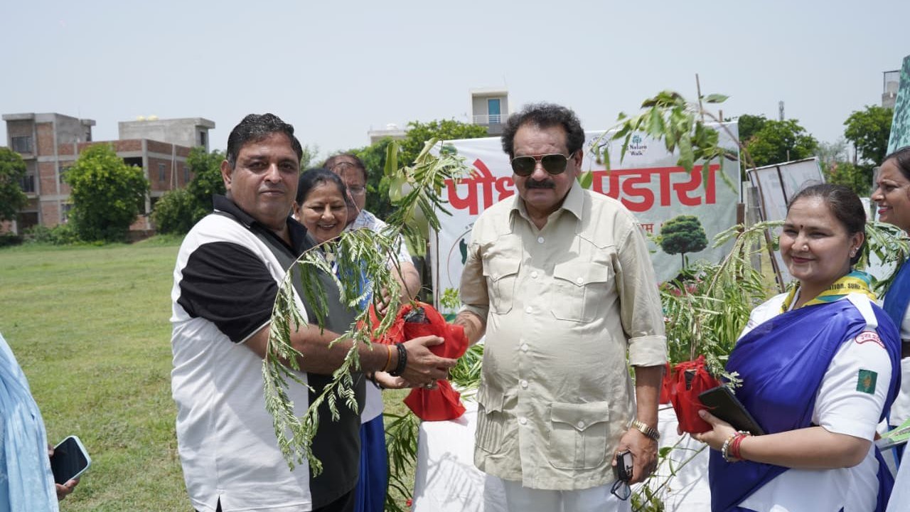 आगरा में शुरू हुआ विशाल पौधरोपण अभियान, जिले भर में 53.94 लाख पौधे लगाने का लक्ष्य आगरा में शुरू हुआ विशाल पौधरोपण अभियान, जिले भर में 53.94 लाख पौधे लगाने का लक्ष्य