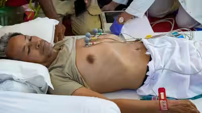 स्वास्थ्य को लेकर चिंता बढ़ने के बीच शिक्षा सुधारों की मांग करते हुए जंतर-मंतर पर भूख हड़ताल पर बैठे सोनम वांगचुक