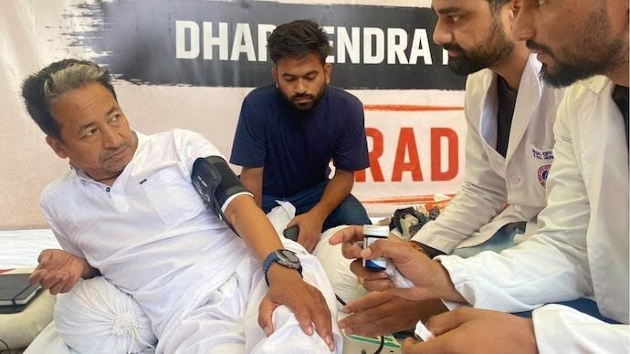सेहत बिगड़ने के बावजूद सोनम वांगचुक की भूख हड़ताल जारी, शिक्षा सुधारों की मांग सेहत बिगड़ने के बावजूद सोनम वांगचुक की भूख हड़ताल जारी, शिक्षा सुधारों की मांग