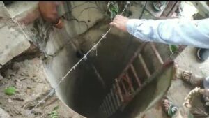 नगला पोपी का वह कुआं जिसमें मोबाइल गिरा, और युवक उतर गए